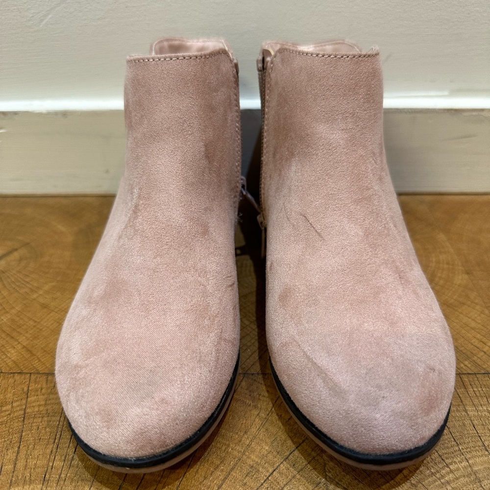 Girls pink suede booties.